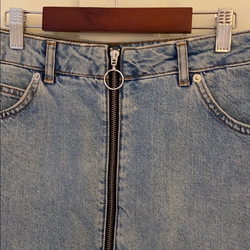 Cute zip up denim mini skirt - great condition! - Picture 2 of 3
